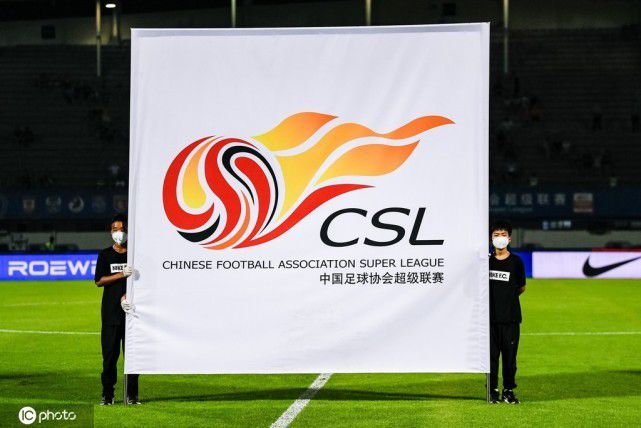 他提到，影片对英国日常生活场景的还原无比真实，两位女主角的形象宛如街头巷尾随时可能遇见的普通人。